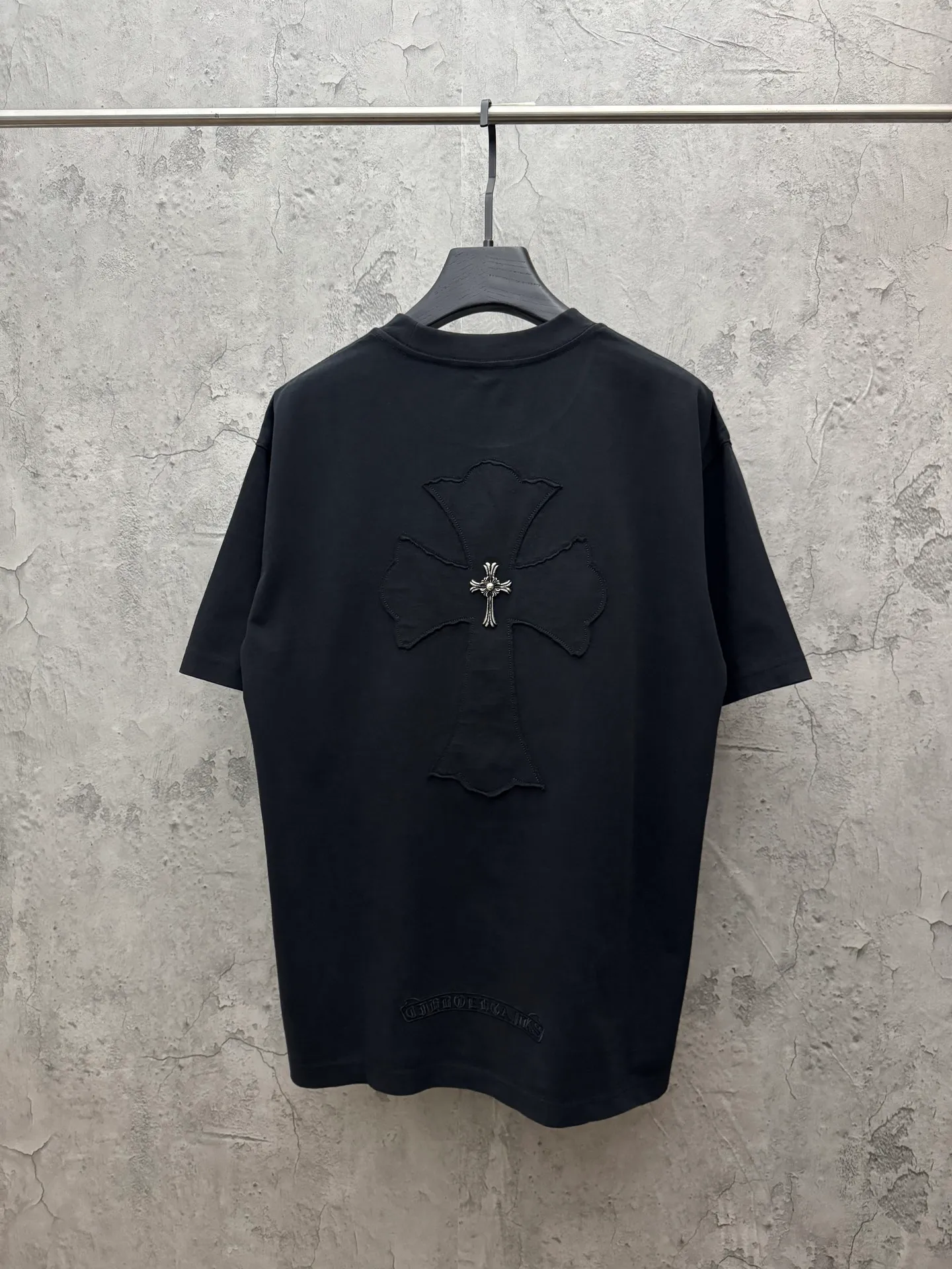 P180 top version, real shot without P, ​​different from market currency) 𝗖𝗵𝗿𝗼𝗺𝗲 𝗛𝗲𝗮𝗿𝘁𝘀/Croxin 2026 spring new original single counter American laser burnt patch embroidered couple short sleeves 👑The highest version! Customized fabric 300 grams, best-selling model at the counter, very comfortable to wear. Accessories: original molded and authenticated collar label ➕ 100% silk wash water label. Genuine purchase-grade original hangtag➕matching hanging rope➕3D hanging beads➕original packaging bag. Craftsmanship: The original version has consistent wiring! The highest version of the armhole matching technique! Color: White Black Size: S M L XL Style No.: 26-2028